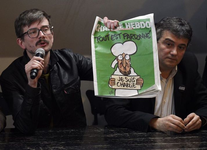 Renald Luzier og Patrick Pelloux sýna nýjasta hefti skopmyndablaðsins Charlie Hebdo, sem í þetta sinn er gefið út í milljónum eintaka.