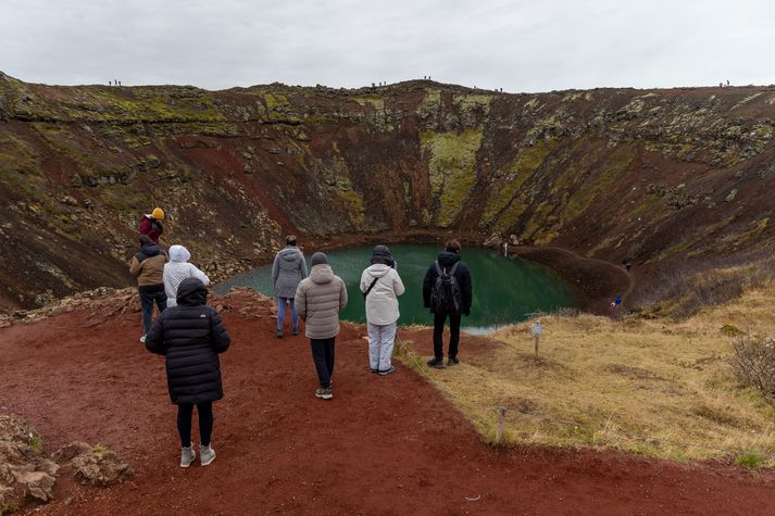 Þjónustujöfnuður var jákvæður um 150 milljarða króna. Það má að mestu leyti rekja til erlendra ferðamanna.