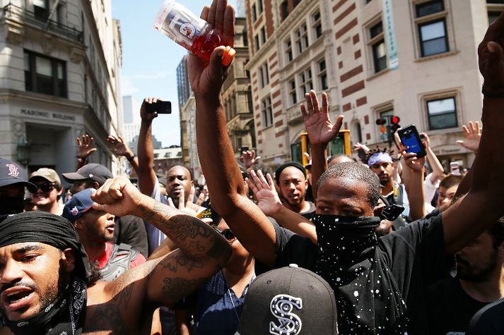 Aðgerðasinnar mótmæltu skilaboðum þeirra sem blésu til fundarins.