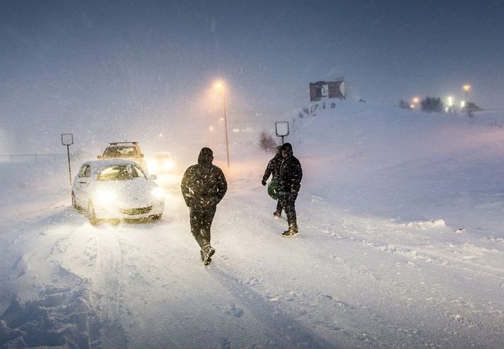 Skil nálgast landið úr suðri á morgun með vaxandi austan átt og snjókomu og ganga skilin norður yfir landið.