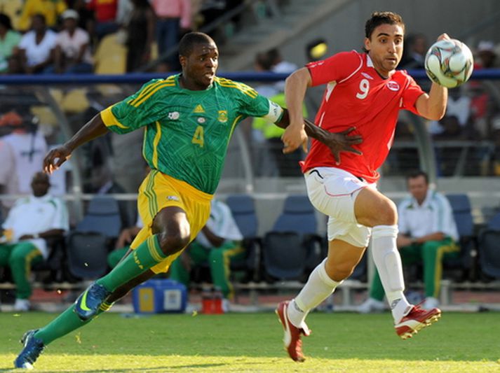Aaron Mokoena og Mohammed Adbellaoue eigast við í leiknum í dag.