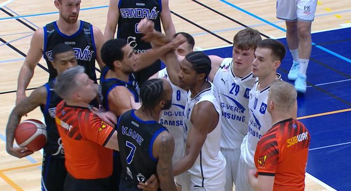 Kristinn Óskarsson dómari reynir að silla til friðar á milli Grindvíkingsins Jordan Semple og Stjörnumannsins Giannis Agravanis.