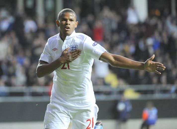 Fraizer Campbell fékk rauða spjaldið í leiknum í kvöld og missir því af úrslitaleiknum.