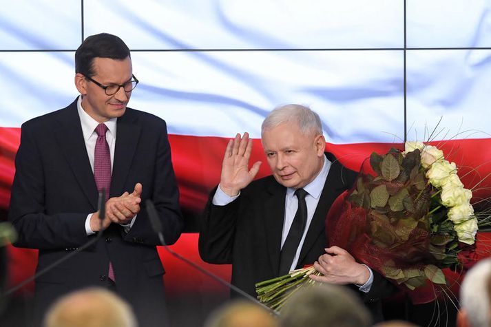 Mateusz Morawiecki, forsætisráðherra Póllands, (t.v.) og Jarosław Kaczyński, leiðtogi og stofnandi Laga- og réttlætisflokksins (t.h.).