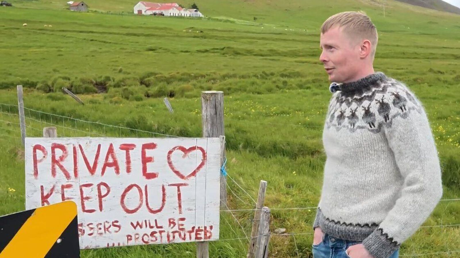 Skilti sem átti að fæla burt ferða­menn hefur öfug á­hrif