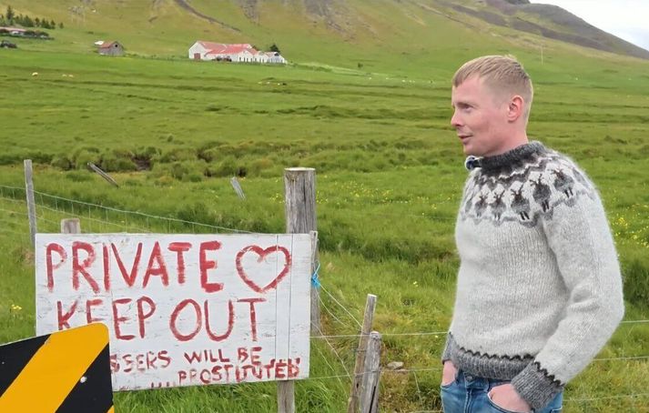 Bjarni Haukur Bjarnason, bóndi á Kálfafelli, við skiltið umrædda.
