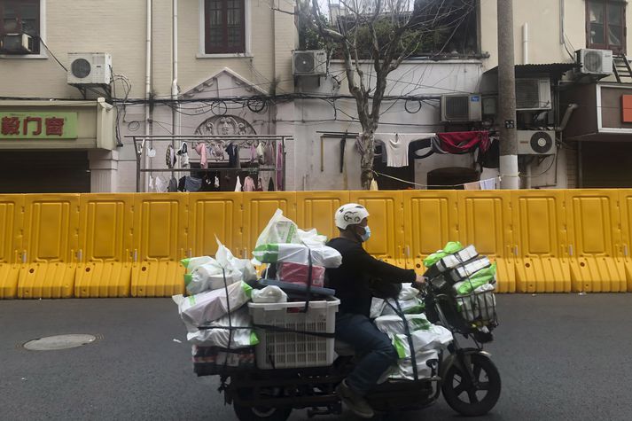 Útgöngubann er nú í gildi í Shanghai en um þriðjungur íbúa borgarinnar hefur þegar farið í skimun frá því að tilfellum tók að fjölga. 