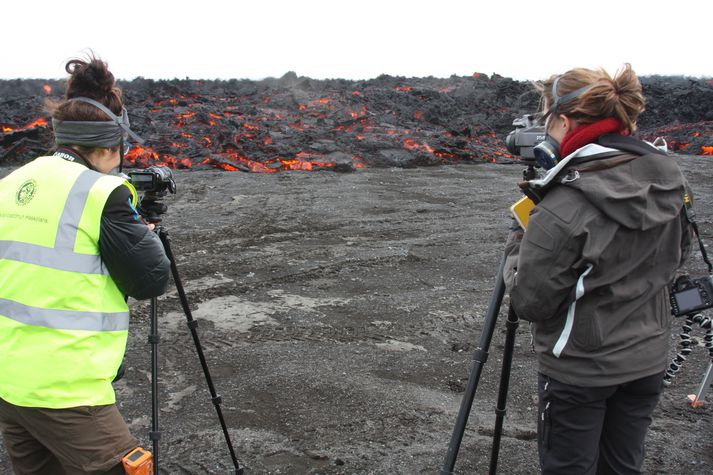 í Holuhrauni. Allir sem vettlingi geta valdið innan Jarðvísindastofnunar hafa komið að vinnu vegna jarðhræringanna.