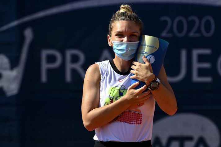 Simona Halep með bikarinn sem hún vann á Opna Prag meistaramótinu um helgina.