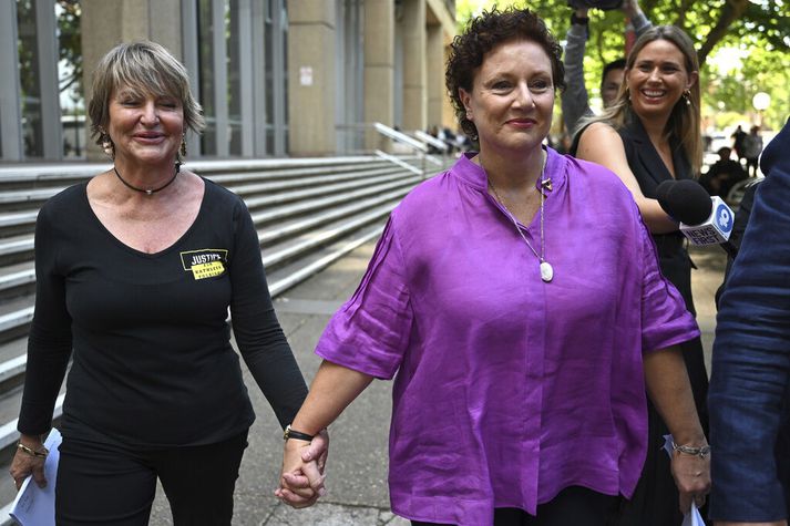 Kathleen Folbigg, til hægri, ásamt vinkonu sinni Tracy Chapman.
