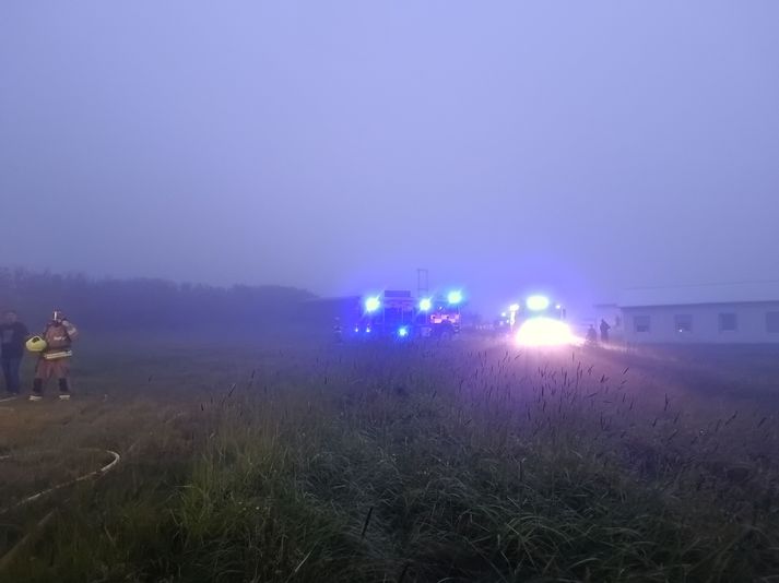 Gosmóðan gerði slökkviliðsmönnum erfitt fyrir að aka á vettvang.