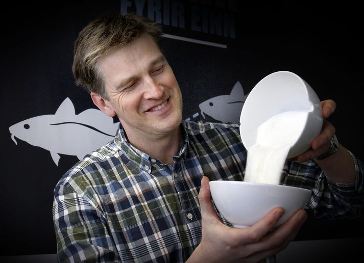 Áferð kollagenduftsins verðmæta má líkja við sykur, en það gefur mikla möguleika til framleiðslu, ekki síst í heilsuiðnaði. Það er Þór Sigfússon, framkvæmdastjóri Sjávarklasans, sem hér handleikur verðmætt efnið.