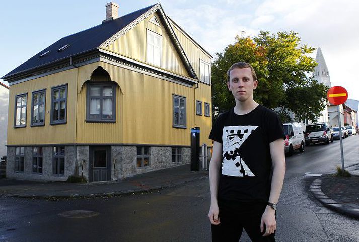 Eysteinn Guðni Guðnason við tökustað gamanmyndarinnar Perlur og svín þar sem bakaríið var til húsa. fréttablaðið/vilhelm