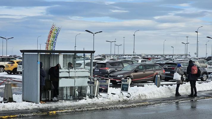 Strætóskýlið við Keflarvíkurflugvöll á Kjóavelli. Skýlið komumegin var ekki auðfundið.