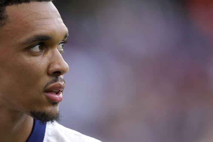 Trent Alexander-Arnold í leik með enska landsliðinu þar sem hann spilaði númer sextán. Hann var númer 66 hjá Liverpool.