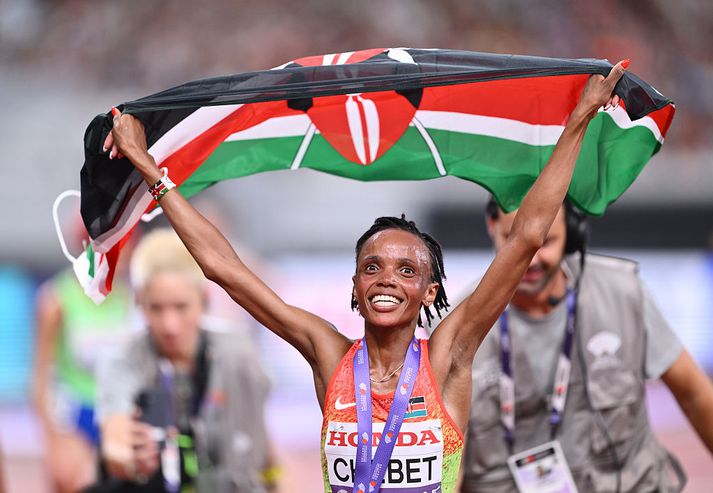 Beatrice Chebet fagnar sigrinum í Tókýó í dag.