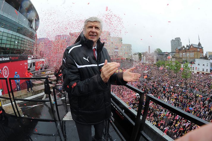 Arsene Wenger heldur þétt um veskið.