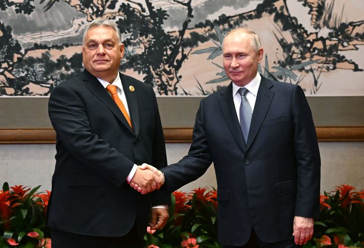 Viktor Orbán, til vinstri, og Vladimír Pútín, til hægri, hittust í Peking í Kína í vikunni. 