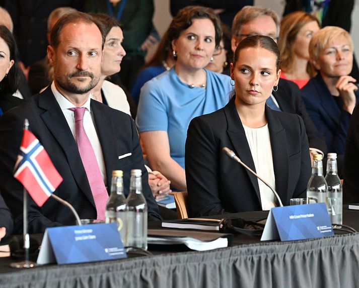 Ingrid Alexandra til hægri ásamt föður sínum Hákoni, framtíðarkonungi Noregs. 