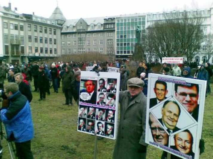 Fámenn mótmæli í rigningunni.