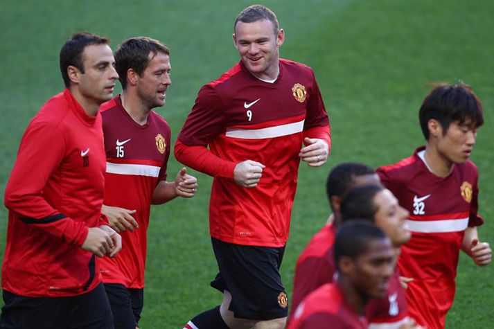 Rooney undirbýr sig hér fyrir leikinn gegn Benfica í kvöld.