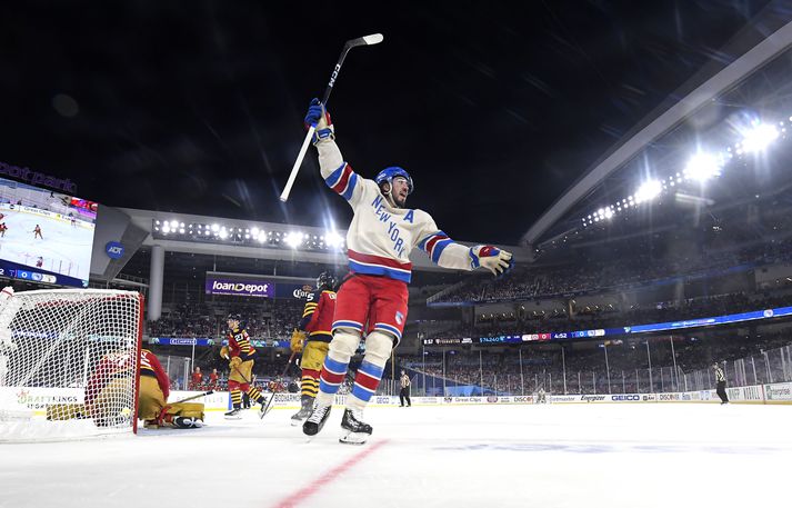 New York Rangers unnu ríkjandi meistara Florida Panthers í leik sem fór fram utandyra í Miami. 