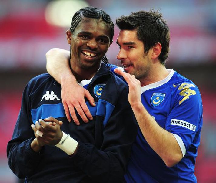 Hughes og Kanu eftir sigurinn gegn Tottenham á sunnudag.