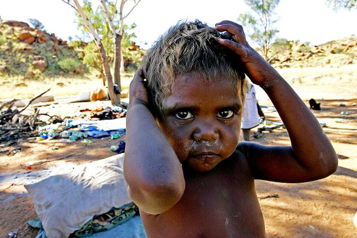 Leam Robertsson elst upp í fátæku frumbyggjasamfélagi þar sem félagsleg vandamál eru alltof algeng.