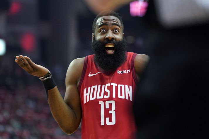 James Harden mótmælir dómi.