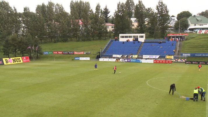 Vallarstarfsmenn á Greifavellinum þurftu að moka vatni af vellinum í fötur