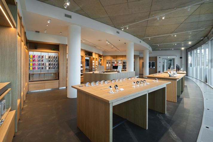 Nýja verslun Epli við Laugaveg er glæsileg, björt og rúmgóð og býður eins og áður upp á frábært vöruúrval af Apple vörum og ýmsum aukahlutum.