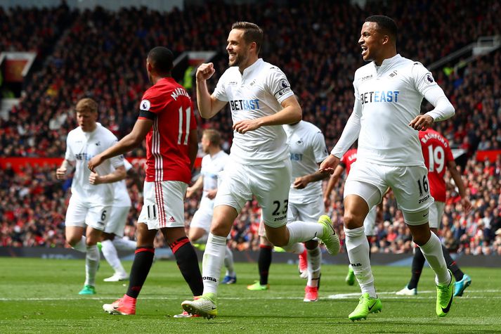 Gylfi Þór Sigurðsson fagnar frábæru marki sínu á Old Trafford á síðustu leiktíð.