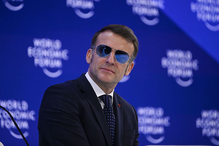 Macron hélt ræðu á World Economic Forum í Davos í gær og vakti athygli fyrir að vera með gæjaleg sólgleraugu.