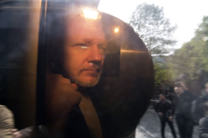 Julian Assange áður en hann kom fyrir dóm í dag.