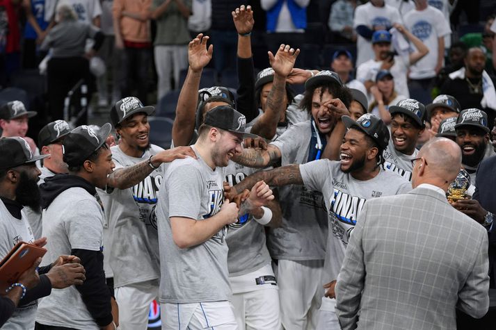Leikmenn Dallas Mavericks fagna því að Luka Doncic var valinn besti leikmaður úrslitaeinvígis Vesturdeildarinnar og fékk að launum Magic Johnson bikarinn.