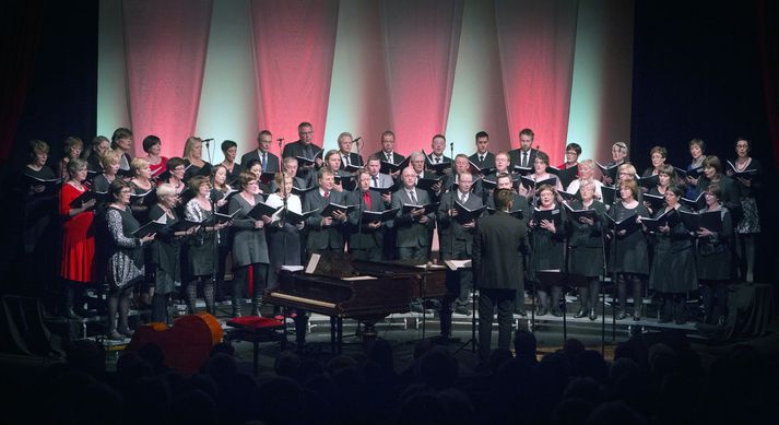 Í kór Akraneskirkju eru um 50 manns. Sveinn Arnar Sæmundsson, organisti kirkjunnar, verður í hlutverki stjórnanda í kvöld.