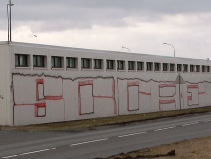 Hann er ófagur þessi veggur í Hólunum.