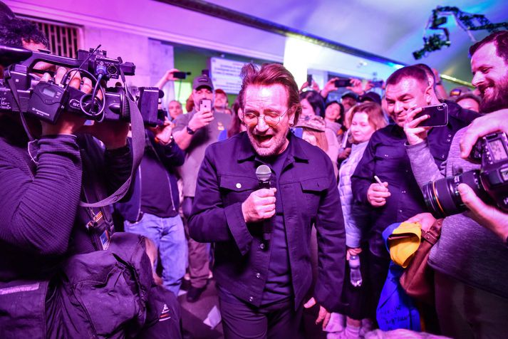 BONO og The Edge, miðlimir írsku hljómsveitarinnar U2, héldu óvænta tónleika í neðanjarðarlestarstöð í Kænugarði í dag.