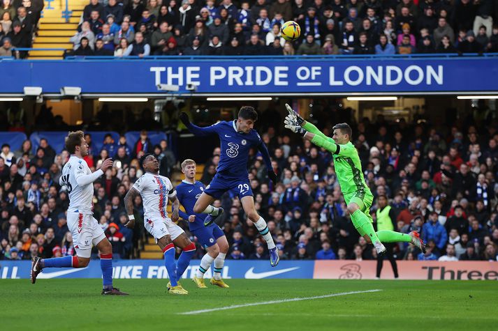 Chelsea-maðurinn Kai Havertz vinnur hér baráttuna við Vicente Guaita, markvörð Crystal Palace, í leik liðanna í dag.  