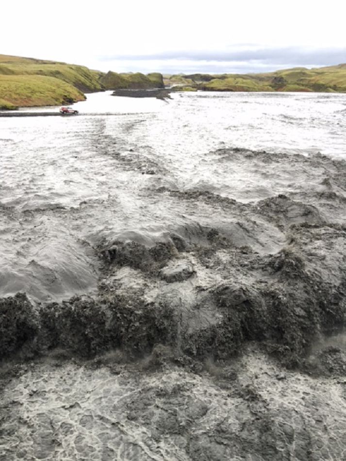 Á myndinni má sjá bíl fréttastofu Stöðvar 2 úti í Skaftá. Rennslisaukning við Sveinstind er sú örasta frá því að stöðinni var komið á fót árið 1971.