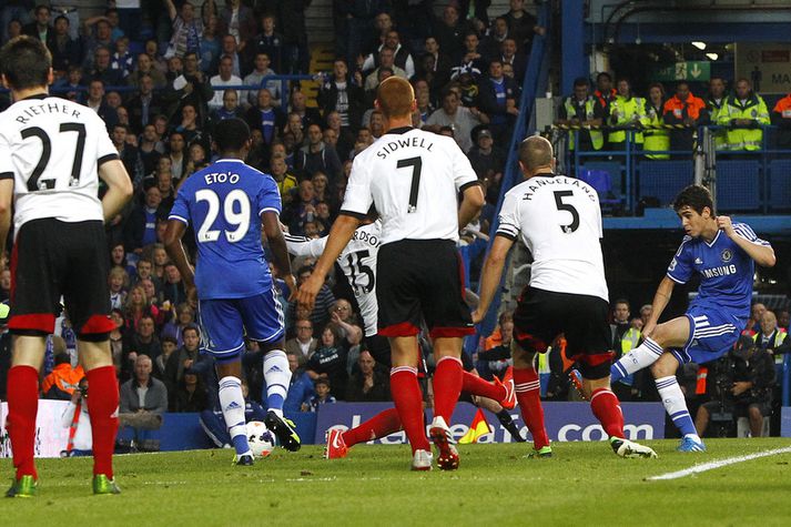 Oscar skorar hér fyrra mark Chelsea