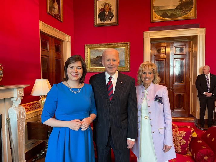 Forsetafrúin ásamt Joe og Jill Biden.