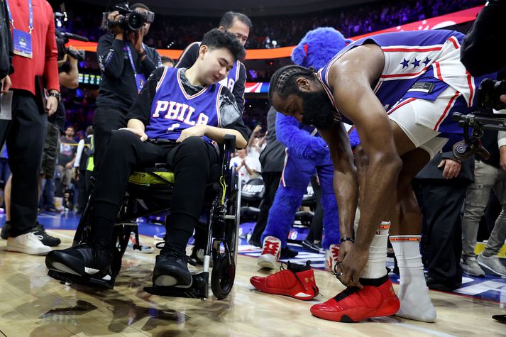 James Harden fer úr skónum sínum til að láta John Hao fá þá eftir sigur Philadelphia 76ers á Boston Celtics.