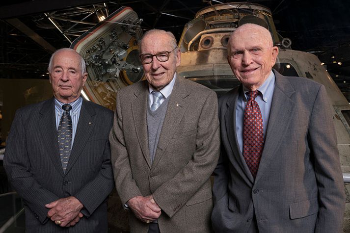 Bill Anders, lengst til vinstri, ásamt félögum sínum úr Apollo 8. Jim Lovell og Frank Borman (H)