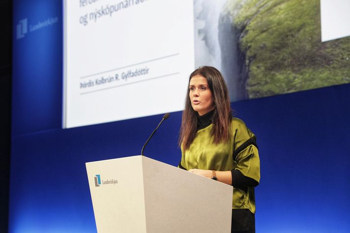 Þórdís Kolbrún Reykfjörð Gylfadóttir, ferðamála,- iðnaðar- og nýsköpunarráðherra, í pontu á ársfundi Landsvirkjunar í dag.