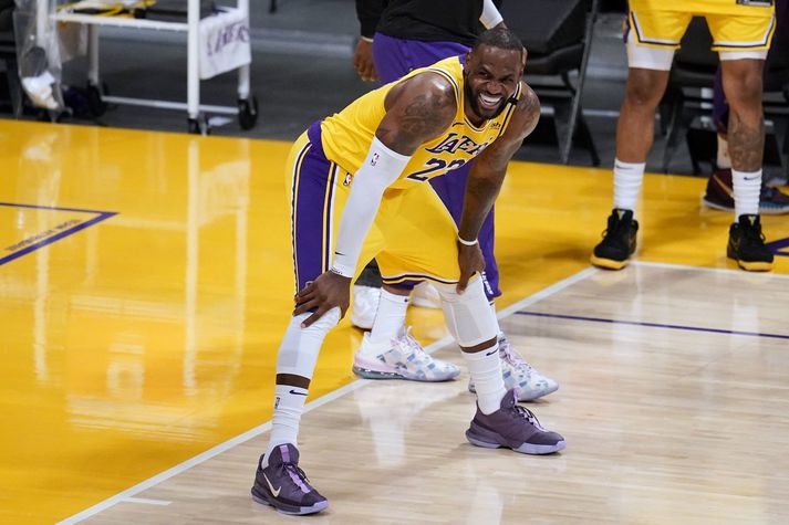 LeBron James fagnar hér í sigri Los Angeles Lakers á Phoenix Suns í nótt.