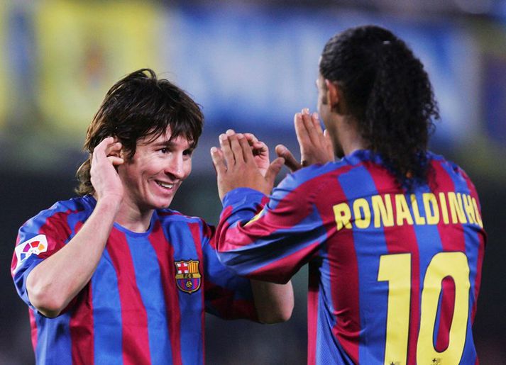 Messi er hér að fagna með Ronaldinho á sínu fyrsta tímabili með félaginu.