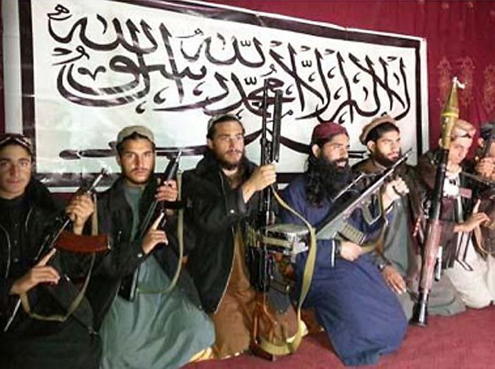 Talibanahreyfingin í Pakistan hefur birt myndir af mönnunum sem myrtu 132 börn á þriðjudaginn.