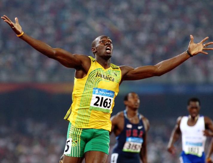 Usain Bolt fagnar sigri sínum.