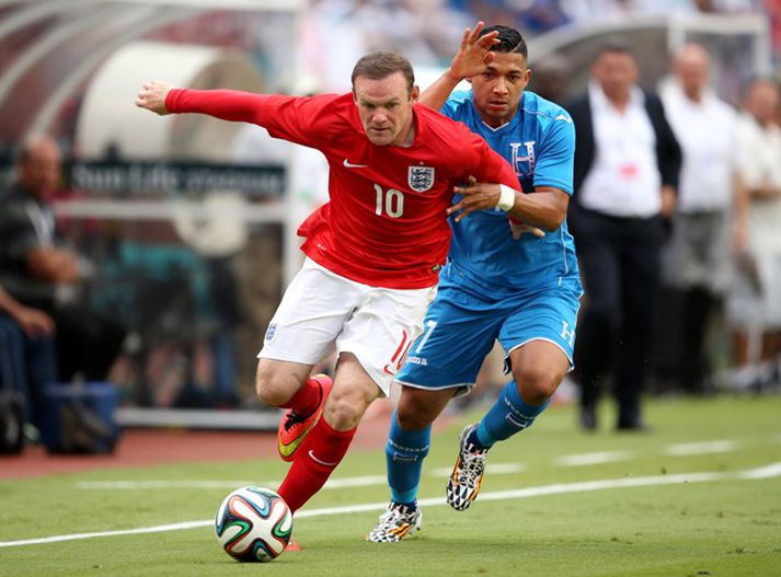 Wayne Rooney í baráttu við Emilio Izaguirre í leiknum í kvöld.